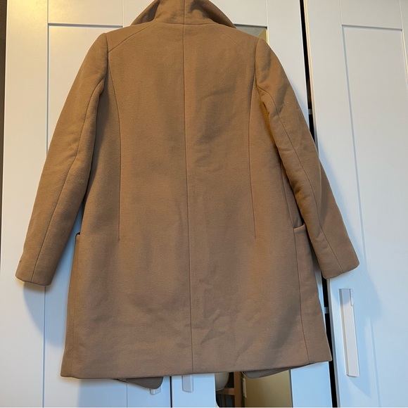 Aritzia Cocoon Coat - Picture 4 of 12